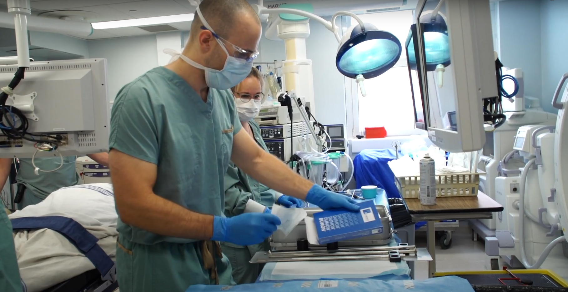 Dr Pascalin Roy en salle d'opération, habillé de l'uniforme vert